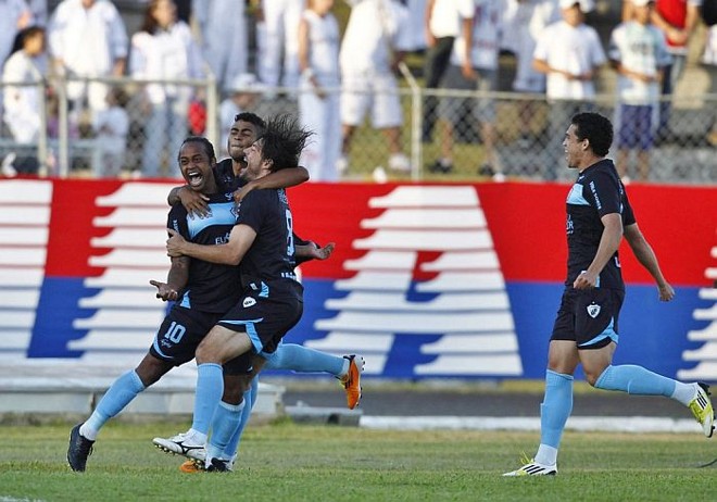 Celsinho comemora o gol do Londrina contra o Paraná |