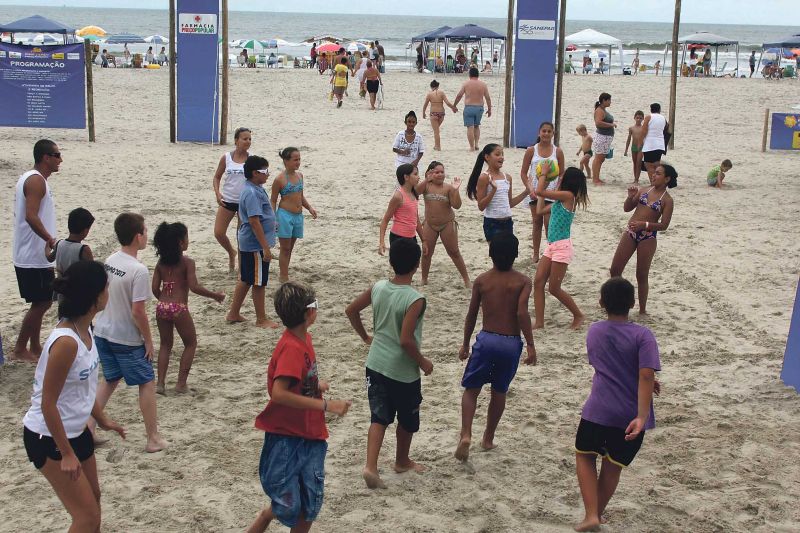 Além do banho de mar, oficinas e atividades culturais são atrações extras no litoral | Walter Alves/ Gazeta do Povo