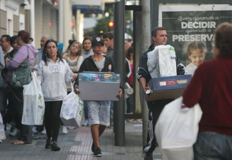 Movimento maior acontece fora das lojas, quando clientes procuram uma forma de levar suas aquisições para casa | Aniele Nascimento / Agência de Notícias Gazeta do Povo