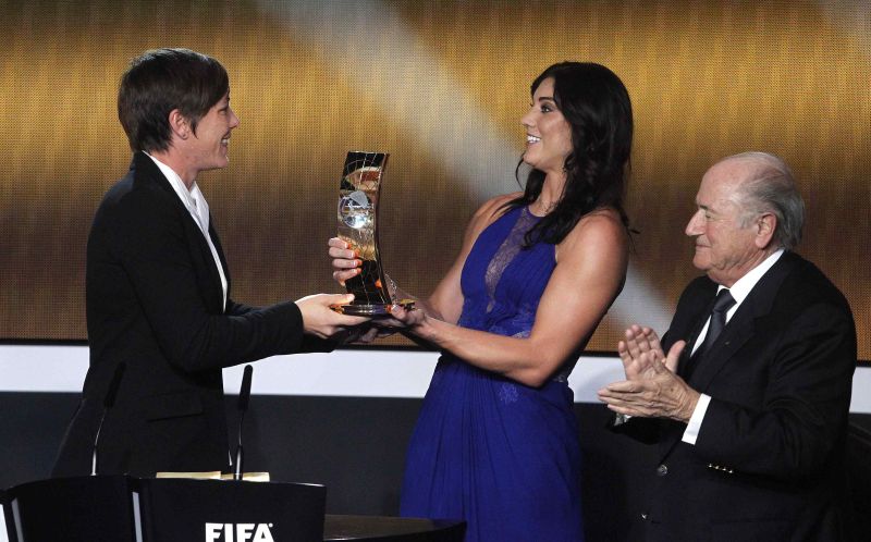 Goleira Hope Solo entrega o prêmio para Abby Wambach. Norte-americana levou a melhor entre as mulheres | Reuters