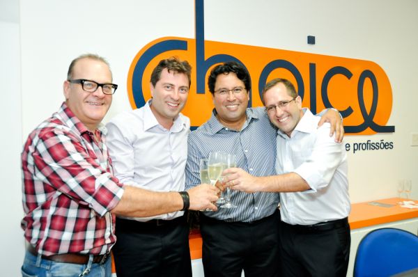 O designer Roberto Amaral, que assina o projeto da Choice, comemorou com os sócios Dario Paixão, Nicolás Ramirez e Thiago Paiva a abertura da escola de profissões no Bigorrilho em coquetel na última terça-feira | Bruna Burkat