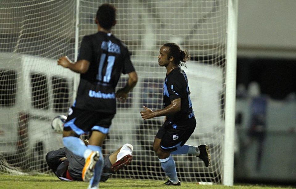 Celsinho foi um dos destaques do Londrina na goleada sobre o Rio Branco | Albari Rosa / Gazeta do Povo