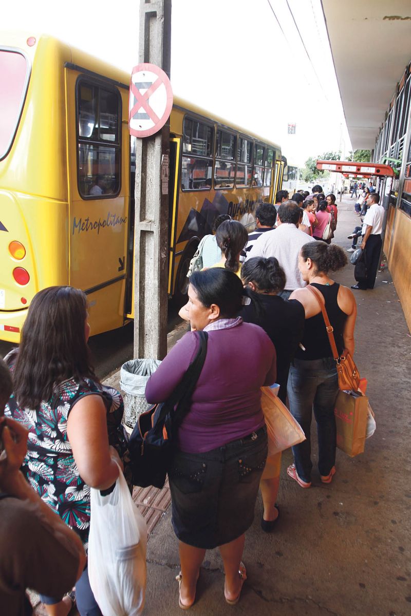Filas em terminal de Londrina | Gilberto Abelha/ Gazeta do Povo