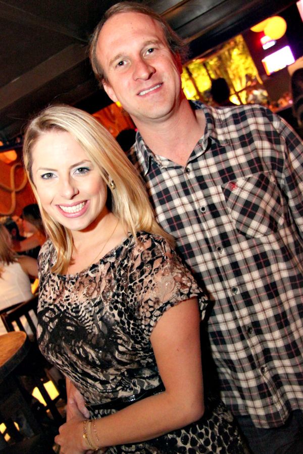 Evelyn Rebello prestigiou o amigo João Guilherme Castro de Aguiar, sócio do Santa Marta, na noite de segunda-feira, quando estreou o show Santo Improviso, com Marco Zenni | Kauana Bechtloff