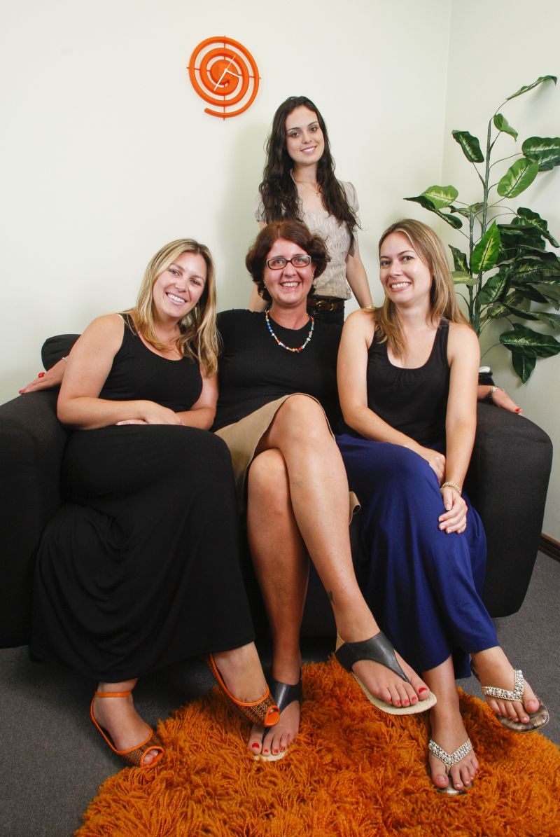 Thalita Guimaraes , Stacy Barbosa (em pé), Karin Villatore e Luanda Fernandes, da Talk Comunicação | Hugo Harada/ Gazeta do Povo