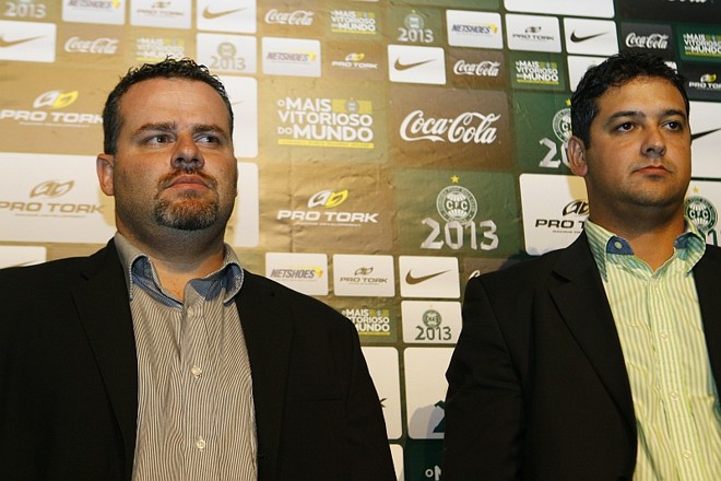 O auxiliar Marcelo Serrano, à esquerda do técnico Marquinhos Santos, se juntará a Tcheco na função |
