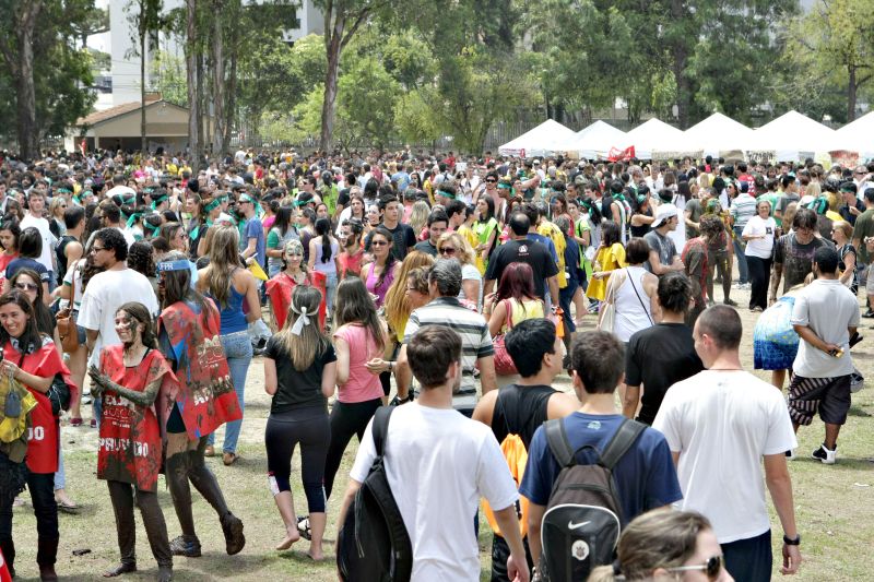 Festa de comemoração dos aprovados em 2013: das 636 vagas reservadas para a Lei das Cotas, apenas 340 foram preenchidas | Ivonaldo Alexandre/ Gazeta do Povo