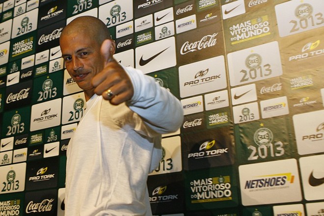 Alex foi o mais aplaudido dos jogadores remanescentes |