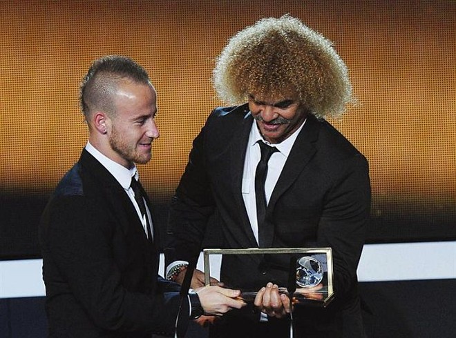 Stoch recebe o prêmio de gol mais bonito de 2012 das mãos do colombiano Valderrama |