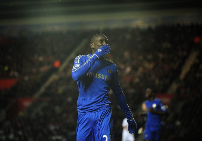 Demba Ba comemora gol em sua estreia pelo Chelsea | Kieran Doherty / Reuters