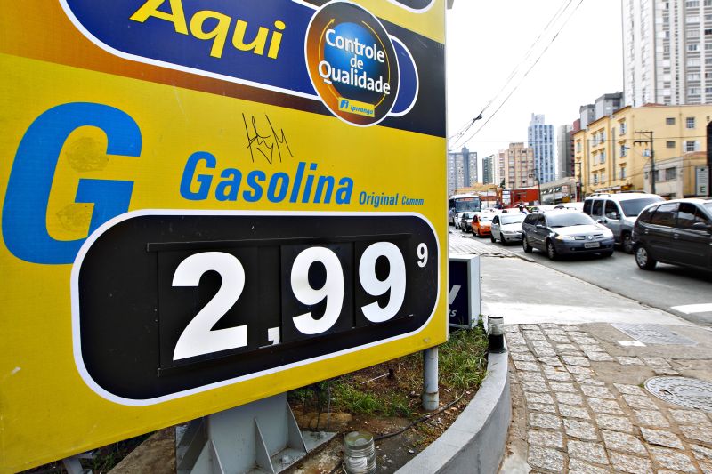 Posto de gasolina na região Sul de Curitiba: um terço dos estabelecimentos visitados pela reportagem cravaram preços em R$ 2,999 | Daniel Castellano/ Gazeta do Povo