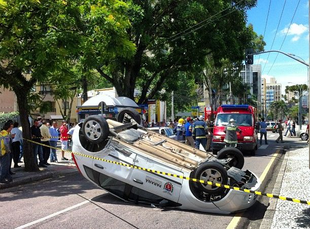 O leitor Thiago Paiva enviou o registro do acidente no Centro Cívico para a Gazeta do Povo por meio Instagram (jápragazeta) | Thiago Paiva/leitor