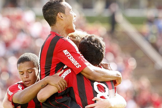 Atleticanos comemoram o gol de Pablo diante do Rio Branco |