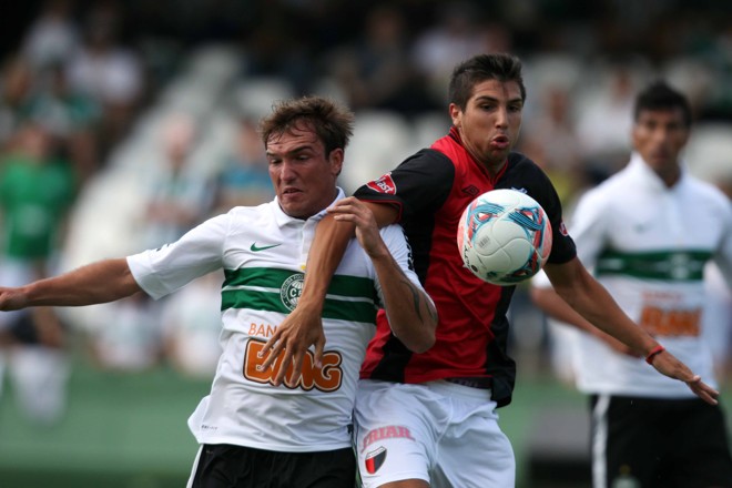 Willian foi titular contra o time argentino |