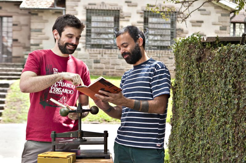 Frederico Tizzot (à esq.) e o encadernador Daniel Barbosa: resgate de um processo cuidadoso feito livro a livro | Marcelo Andrade / Gazeta do Povo