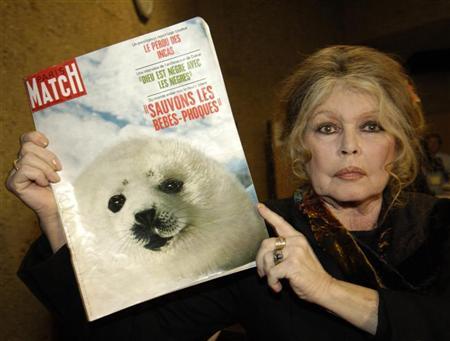 Foto de arquivo mostra ex-atriz francesa, Brigitte Bardot, segurando revista com apelo sobre proteção animal, em Genebra | REUTERS/Denis Balibouse
