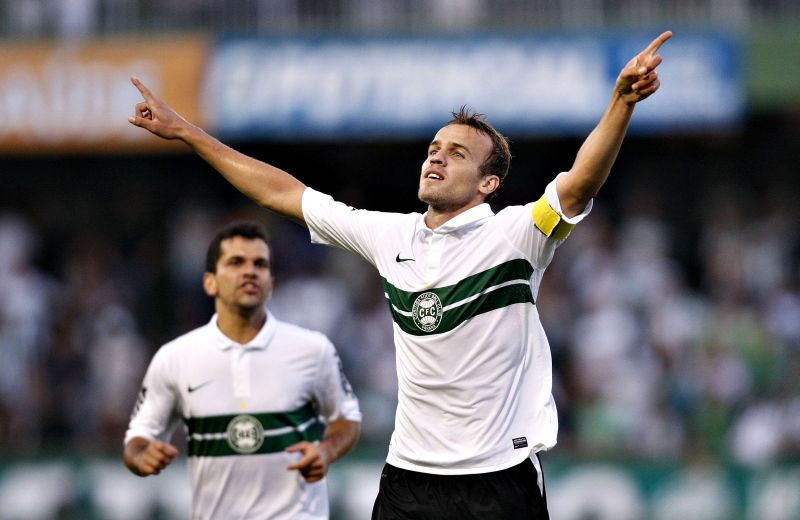 Atuando como zagueiro, Chico marcou ontem o seu primeiro com a camisa coxa-branca: capitão está ganhando moral com o técnico Marquinhos Santos | Hugo Harada/Gazeta do Povo