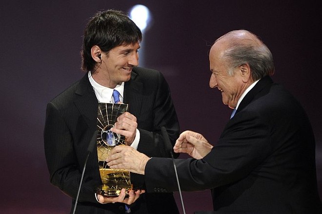 Messi recebe das mãos do presidente da Fifa, Joseph Blatter, o prêmio de melhor do mundo de 2010 |