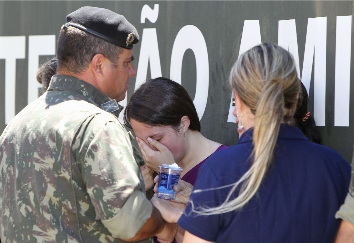 Familiares das vítimas passaram o dia em busca de informação ou, então, fazendo o reconhecimento de corpos | REUTERS/Edison Vara