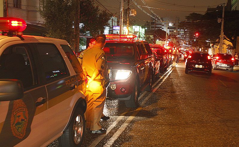 Em Curitiba, bombeiros e fiscais iniciaram trabalho de verificação em casas noturnas. No interior do estado, ao menos 14 estabelecimentos foram interditados na quinta-feira (31) | Hugo Harada/Gazeta do Povo