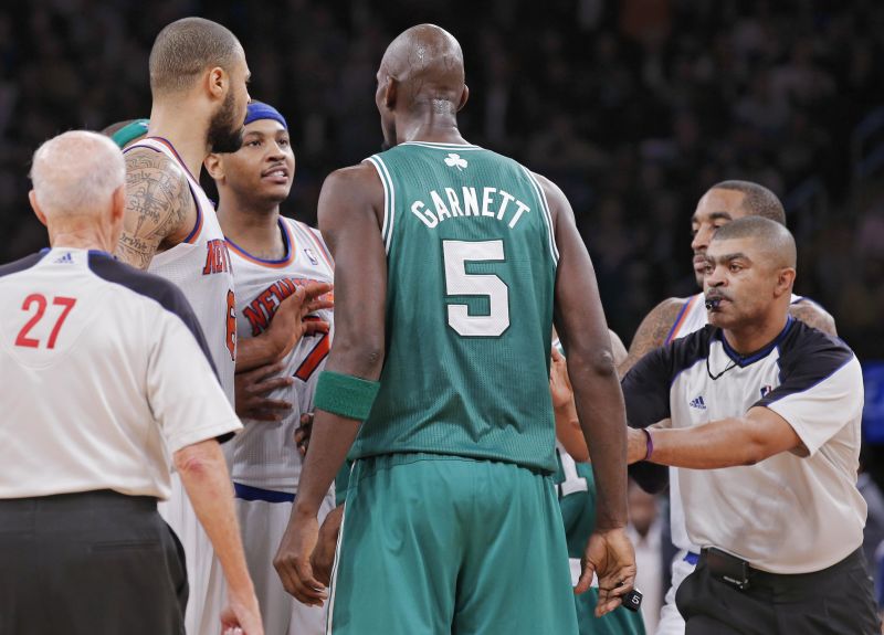 Carmelo Anthony e Kevin Garnett se desentenderam duarnte partida da NBA | Reuters