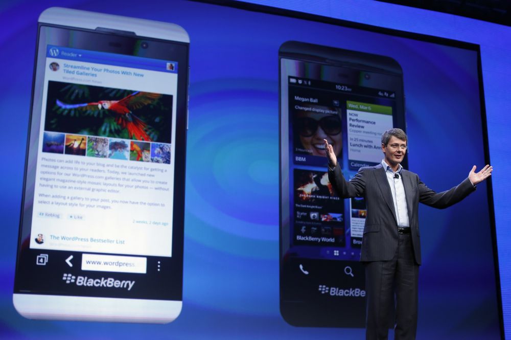 Thorsten Heins, presidente e chefe-executivo da RIM, apresenta alguns dos novos modelos da marca | Reuters/Shannon Stapleton