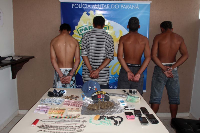 Os suspeitos foram apresentados pela polícia, em Matinhos. Ao todo, 109 pedras de crack foram apreendidas com o grupo | Walter Alves/Gazeta do Povo