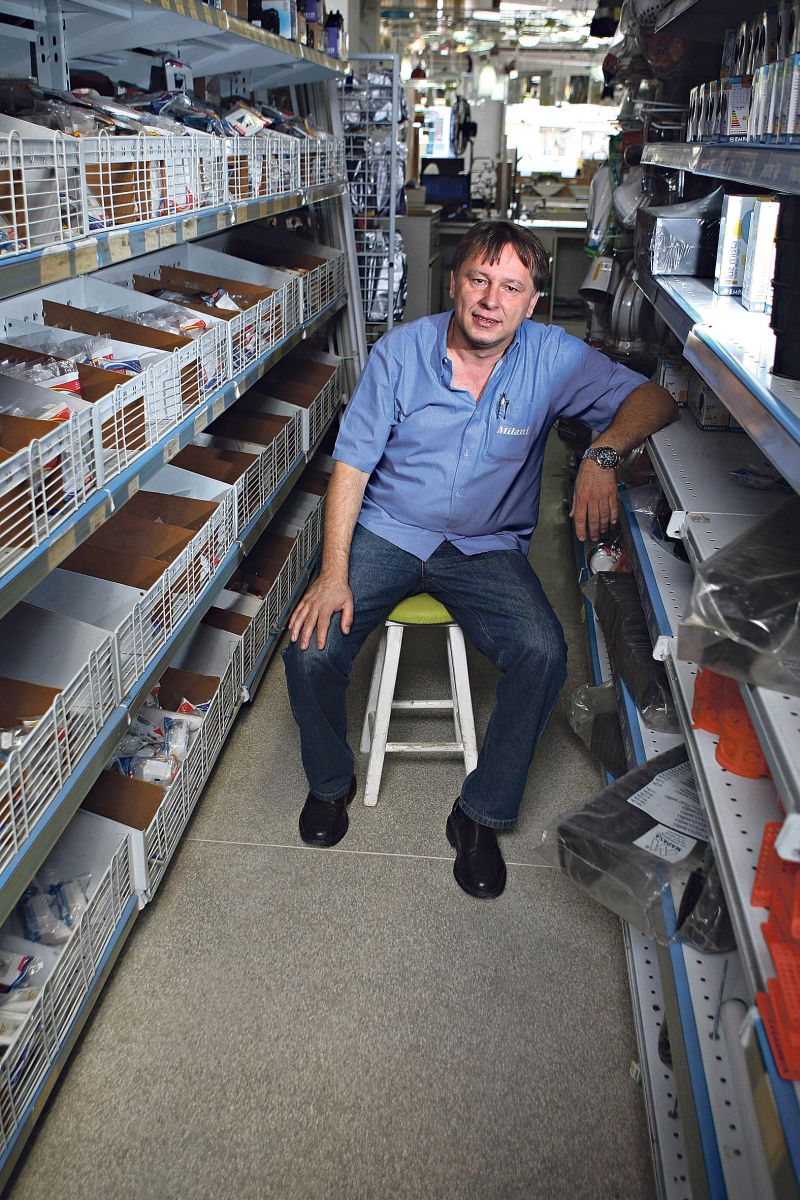 Ademilson Milani, dono da loja homônima de materiais: 70% das vendas vêm das reformas | Henry Milleo/ Gazeta do Povo