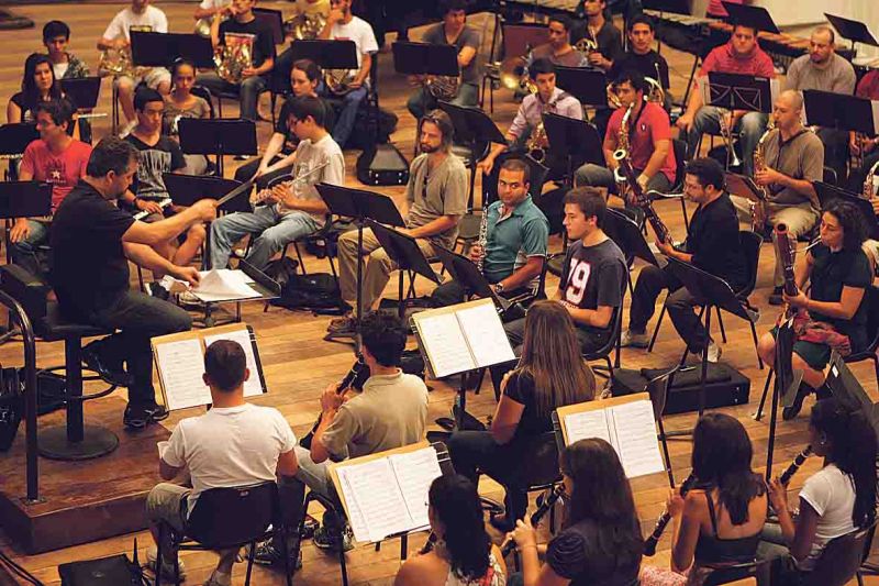 Alunos de sopros e percussão na Prática de Banda Sinfônica: grupo se apresenta amanhã | Ivonaldo Alexandre/Gazeta do Povo