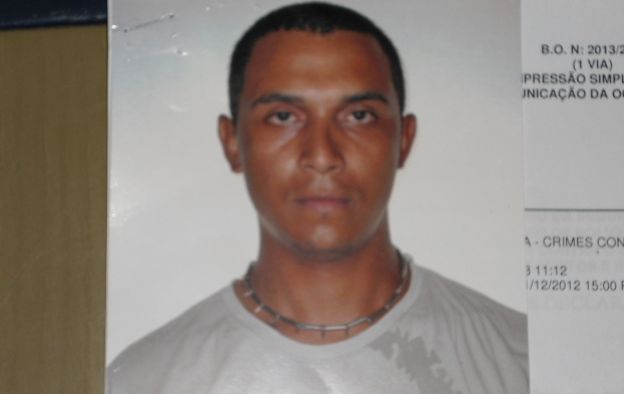 Homem tira foto antes de cometer assalto | Divulgação / Polícia Civil