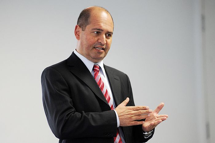Reginaldo Cordeiro seria uma opção caseira, econômica e técnica para a Secretaria da Copa, segundoo prefeito Gustavo Fruet | Everson Bressan / SMCS