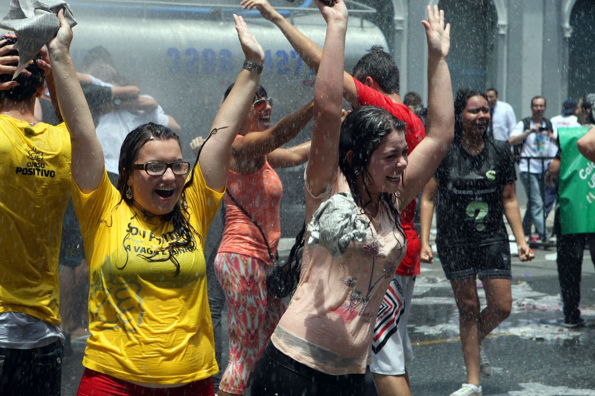 Calouros comemoram a aprovação no vestibular da UFPR durante festa da Gazeta do Povo na Praça Carlos Gomes | Henry Milleo / Agência de Notícias Gazeta do Povo