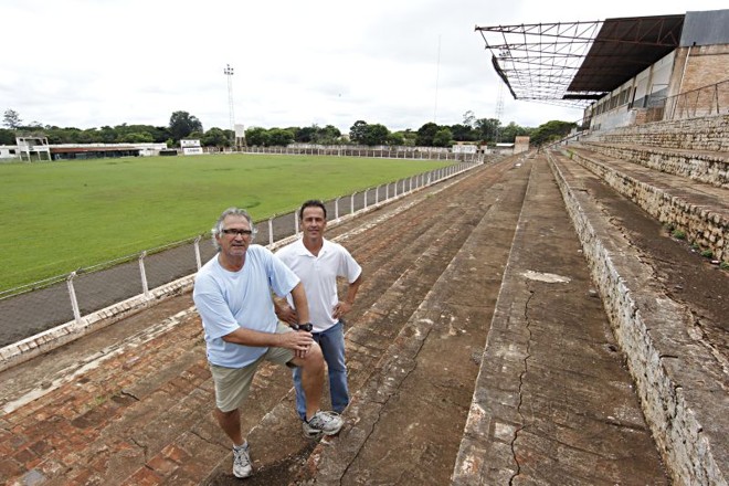 Betão (esq.) sucedeu Pescuma na zaga do União, nos anos 70, e mais tarde voltou para trabalhar na comissão técnica; Nardo foi vice-campeão estadual em 1989 (goleiro) e 92 (preparador de goleiros): personagens de um União que não existe mais. |