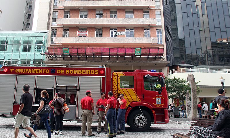 A explosão de um cilindro de oxigênio mobilizou equipes do Corpo de Bombeiros até a Boca Maldita, no Centro de Curitiba | Walter Alves/Gazeta do Povo