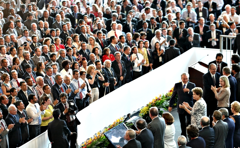 Dilma (no canto direito) com os prefeitos em Brasília: presidente busca se aproximar dos dirigentes municipais mostrando quais são os programas federais que estão à disposição das cidades | Sérgio Lima/Folhapress