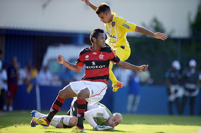 Atacante Hernane, do Flamengo, tenta vencer a defesa do Madureira no empate em 1 a 1 | Alexandre Loureiro / VIPCOMM