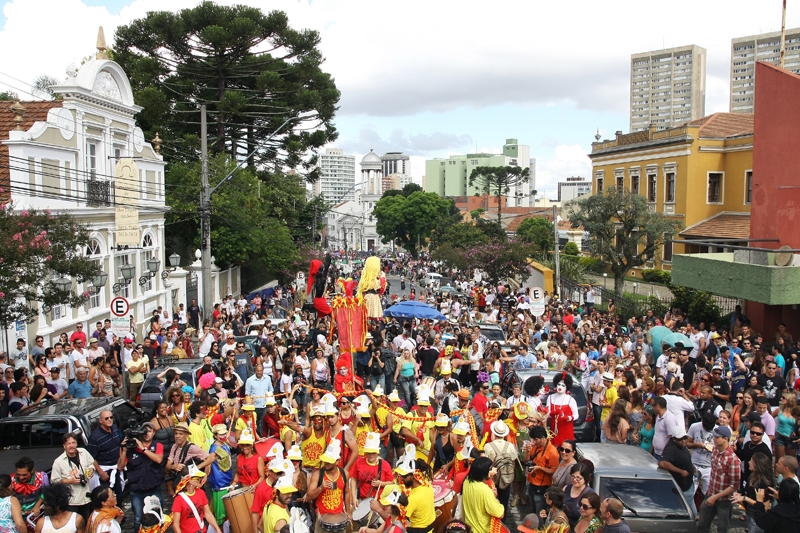 O sol e o calor colaboraram para atrair a população ao centro de Curitiba | André Rodrigues/ Gazeta do Povo
