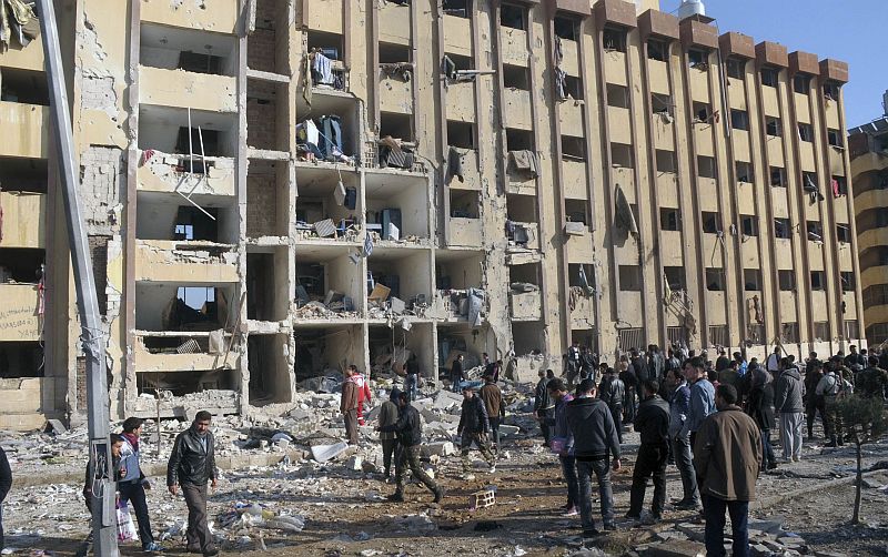 Prédio da universidade em Aleppo, na Síria, ficou destruído após os bombardeios desta terça-feira (15) | REUTERS/George Ourfalian