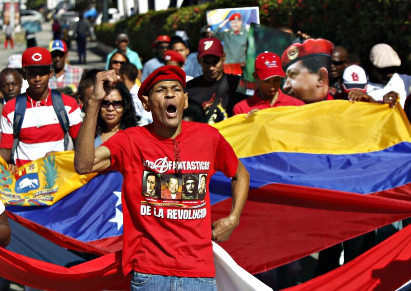 Dominicanos participam de caminhada pela recuperação do presidente Hugo Chávez, em Santo Domingo, capital da República Domincana | Orlando Barría/EFE