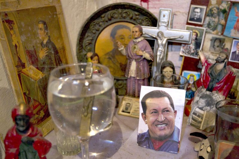 Retrato de Chávez em altar religioso: apoio ampliado pelo estado crítico de saúde | Carlos Garcia Rawlins/Reuters
