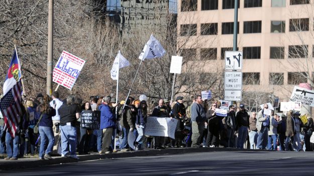Colorado registrou protestos contra e a favor a legislação sobre armas na quarta-feira | REUTERS/Mark Leffingwell