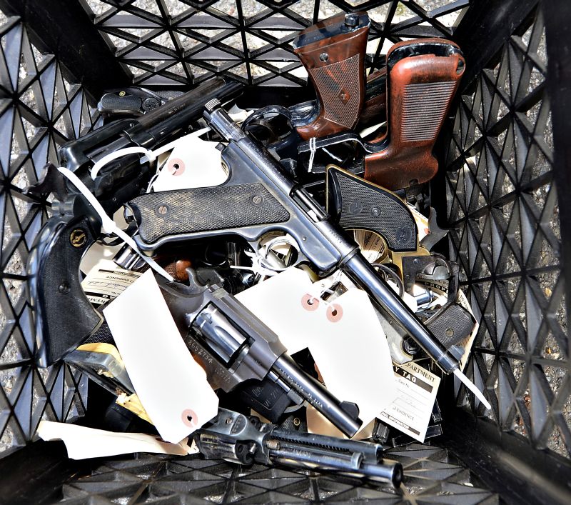 Armas coletadas pelo programa de desarmamento, na Califórnia | John G. Mabanglo/EFE