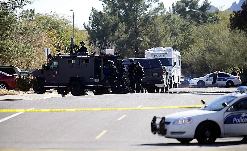 Equipe da Swat toma posição próximo à residência do suspeito de ter atirado dentro de um escritório em Phoenix, no Arizona | REUTERS/Joshua Lott