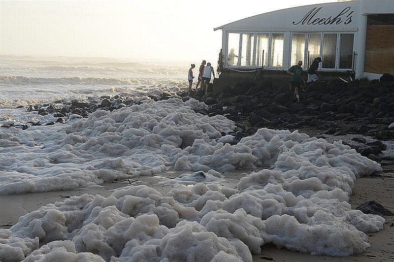 A espuma do mar tomou conta de algumas praias na Austrália, como em Burleigh Heads | Dave Hunt/EFE
