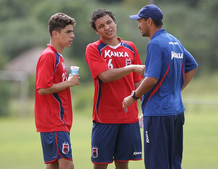 Atacante Luisinho e zagueiro Alex Alves são dois dos remanescentes do Paraná de 2012. Eles começam a partida contra o Juventus (SC) | Aniele Nascimento / Gazeta do Povo