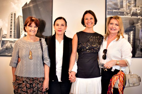 A fotógrafa Vilma Slomp (de casaco preto) abriu na manhã do último sábado a exposição Curitiba Central no Museu Oscar Niemeyer. A artista plástica Guita Soifer (à esq.), a arquiteta Daniela Busarello (de saia branca) e a empresária Celia Busarello (à dir.) circularam pelo evento | Larissa Guimarães