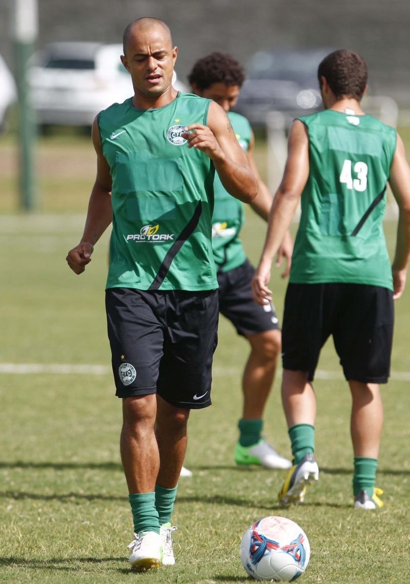 Julio César convenceu o técnico Marquinhos Santos a mantê-lo entre os titulares contra o Jotinha | Daniel Castellano/ Gazeta do Povo