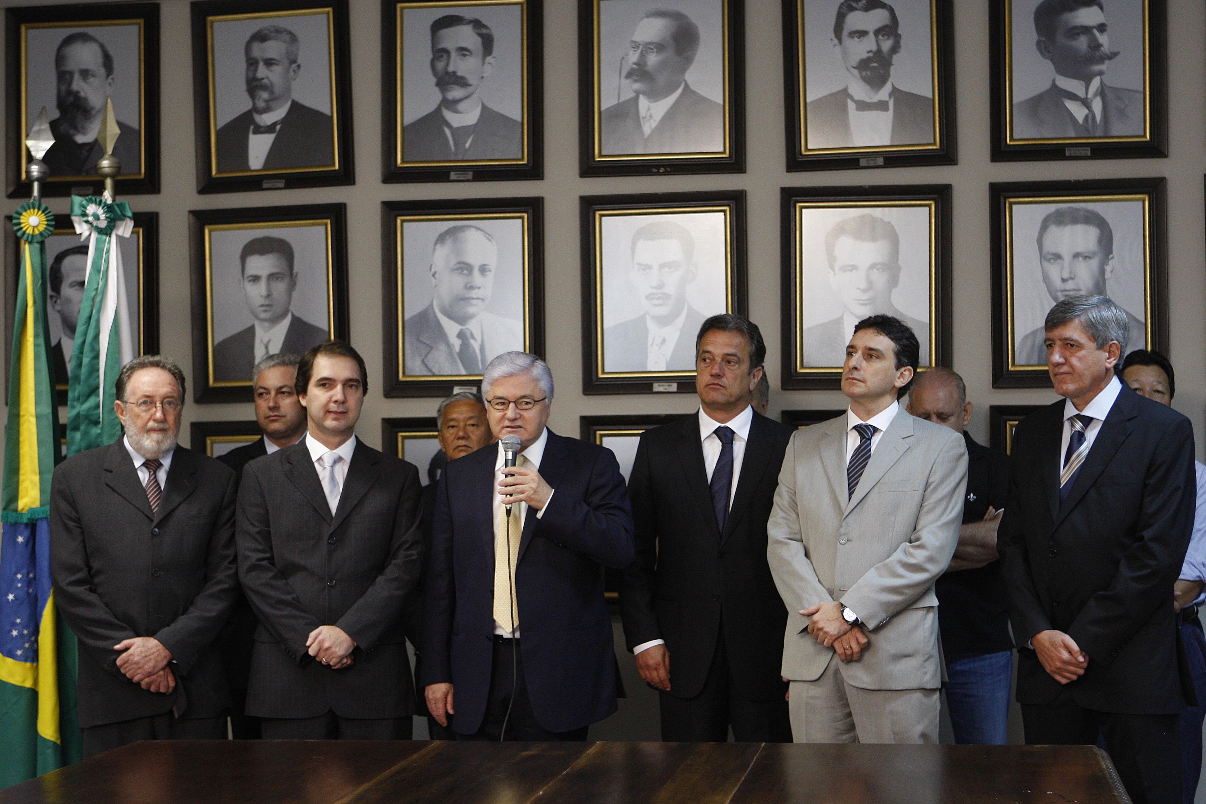 Da esquerda para a direita: Tercílio Turini (PPS), Wilson Quinteiro (PSB), Valdir Rossoni (presidente da Alep), Alceu Maron Filho (PSDB), Plauto Miró e Gilberto Martin (PMDB) | Jonathan Campos/Agência de Notícias Gazeta do Povo