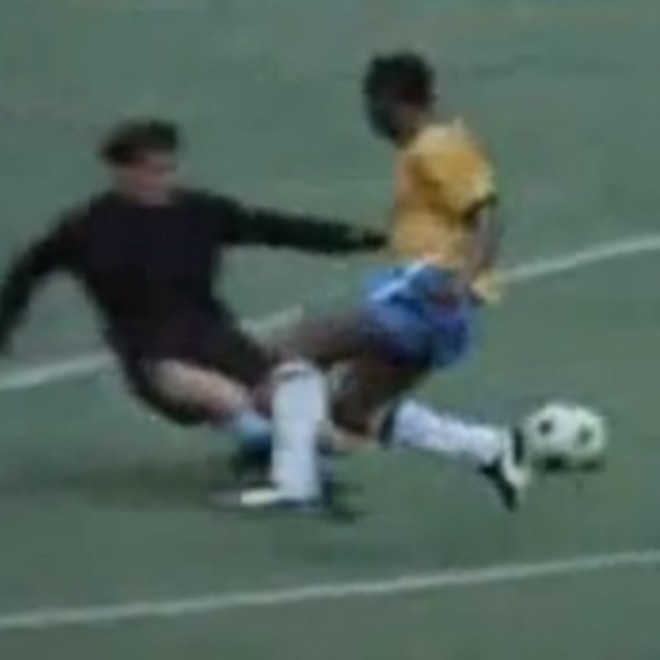 Pelé dá drible de corpo em Mazurkiewicz no lance mais bonito da Copa de 70, que não terminou em gol | 