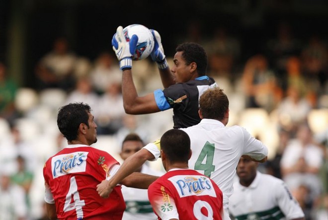Goleiro Naldo, do Paranavaí, fica com a bola em disputa |